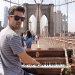 Conoce al adorable chico que está recorriendo el mundo entero con un piano