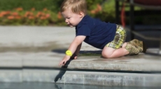 Crean un dispositivo para vigilar a los niños en la piscina