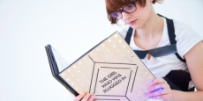 Crean un libro interactivo que te hace sentir “el dolor” de los personajes