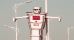 Crean un “RoboCop” alimentado por energía solar para dirigir el tráfico en el Congo