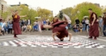 Cuatro monjes bailan breakdance y hacen furor en las redes sociales.