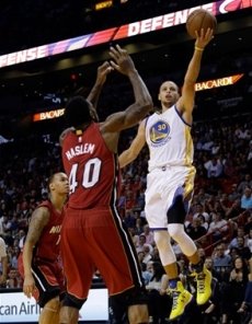 Curry anota 40 y Warriors arrollan al Heat