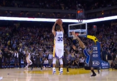 Curry con 128 juegos consecutivos con al menos un triple encestado