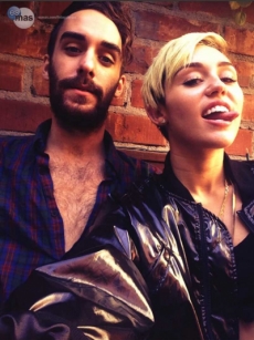 Cyrus no se queda atrás, también estrena novio