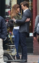 Dakota Johnson y Jamie Dornan se muestran de lo más juguetones en el set de Cincuenta sombras de Grey…