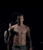 David Beckham presume cuerpo y nueva fragancia