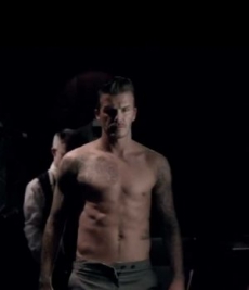 David Beckham presume cuerpo y nueva fragancia