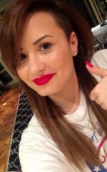 Demi Lovato le dice adiós al rosa y vuelve a ser morena