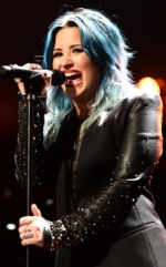 Demi Lovato piensa que debe aumentarse los senos…