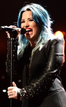 Demi Lovato piensa que debe aumentarse los senos…