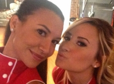 Demi Lovato y Naya Rivera lucen muy cómodas como novias en el set de Glee