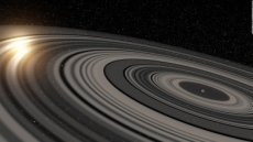 Descubren un planeta con anillos 200 veces mayores que los de Saturno