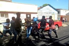 Dos heridos durante enfrentamiento entre carniceros y agentes policiales en Santiago