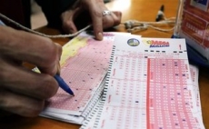 Dos hombres de Estados Unidos ganan lotería $636 millones