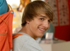El actor de Nickelodeon, Lucas Cruikshank revela que es homosexual y Cher lo felicita por hacerlo…