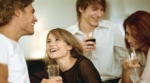 El alcohol provoca que las mujeres sean más cariñosas y los hombres infieles