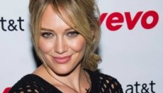 ¡El extraño amor de un famoso hace que Hilary Duff se sienta incómoda!
