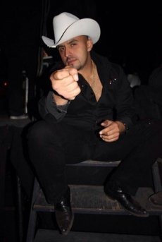 ¡El hermano de Jenni Rivera sufrió un accidente de avión!