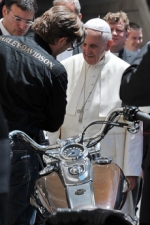 El papa Francisco subastará su Harley Davison con fines benéficos