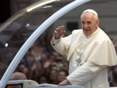 El papa pide a los brasileños en español que recen por él, porque lo necesita