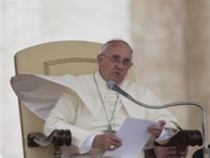 El papa pide perdón por abusos sexuales de sacerdotes.