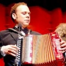 El Prodigio discute con sus músicos en pleno concierto
