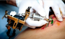El riesgo de la tinta en los tatuajes