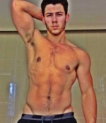 El semidesnudo más hot de Nick Jonas
