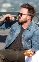 El talento más extraño de Aaron Paul: ¡Adivinar el sexo de un perro simplemente con acariciarlo!