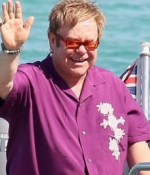 Elton John revela amorío con espía ruso