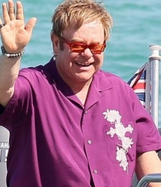 Elton John revela amorío con espía ruso