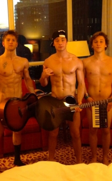 Emblem3 imita a Justin Bieber y posan desnudos con sus instrumentos