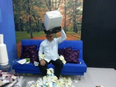 Empresario se da un cubetazo de basura