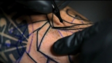 En cámara lenta, cómo se hace un tatuaje.