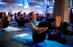 En Chicago estudiantes usan yoga contra la violencia.