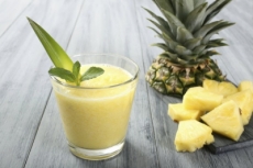¿En qué nos beneficia comer piña?