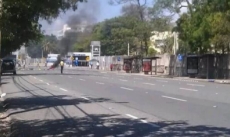 Enfrentamientos en la UASD; tiran piedras y rompen cristales a vehículos en SD