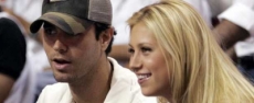 Enrique Iglesias asegura que Anna Kournikova ¡lo golpea!