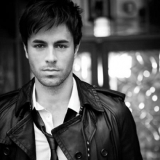 ENRIQUE IGLESIAS CON “BAILANDO” SIGUE CONQUISTANDO EL MUNDO.
