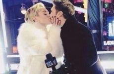 Entérate a quién besó Miley Cyrus al inicio del 2014