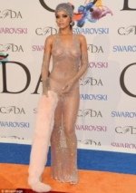 Esta vez no exageramos: a Rihanna se le vio TODO en un vestido de cristales y nada más