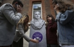 Estatuas llaman por teléfono