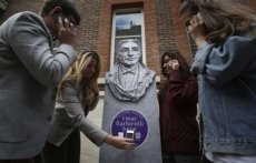 Estatuas llaman por teléfono