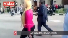 Esto es lo que pasa cuando una atractiva rubia pasa por una universidad