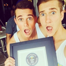 Estos chicos obtuvieron el récord Guinness por tomarse más selfies en una hora.