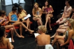 Estudiantes húngaros protestan desnudos contra código de vestimenta
