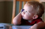 Estudio muestra que uno de cada tres niños aprende a usar teléfono antes de hablar.