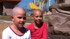 Expulsan a una niña del colegio por raparse en apoyo a una amiga con cáncer