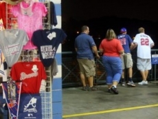 Fanático de los Bravos de Atlanta muere al caer de gradas durante un partido