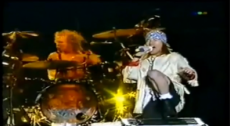 Flashback: Axl Rose y Slash comparten escenario por última vez